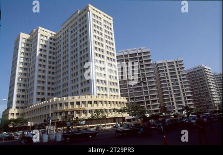 Nariman Point ist eine bekannte Innenstadt von Mumbai in Maharashtra, Indien. Nariman Point liegt an der Südspitze der Halbinsel Mumbai und ist Mumbais Geschäftsviertel. Es gibt Büros und gehobene Hotels, die bei Sonnenuntergang in Bars mit Blick auf das Meer beliebt sind. Hier befindet sich das National Centre for the Performing Arts. Das Gebiet liegt am Ende des Marine Drive, einer Promenade, die von Art déco-Gebäuden gesäumt ist. Touristenattraktion, Sky Line & Arabisches Meer. Stockfoto