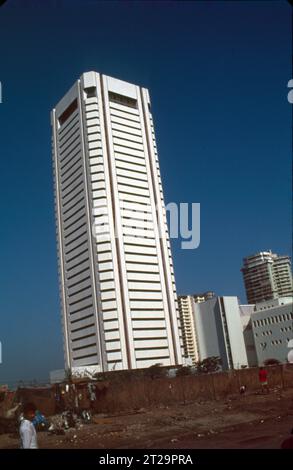 Das Mumbai World Trade Centre at Cuffe Parade ist ein Wolkenkratzer aus dem Jahr 1970. Es ist das erste Welthandelszentrum Indiens. Es besteht aus zwei Türmen, dem M. Visvesaraya Industrial Research and Development Centre und dem IDBI. MVIRDC ist auch als Centre 1 bekannt. Der WTC Mumbai fördert den internationalen Handel und die internationalen Investitionen durch eine Reihe von Dienstleistungen und Einrichtungen. Das Zentrum integriert indische Unternehmen und internationalen Handel Stockfoto