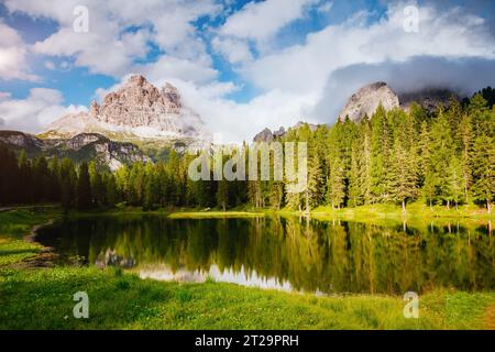 Malerische Umgebung des Antorno See im Nationalpark Tre Cime di Lavaredo. Malerische und schöne Szene. Ort Auronzo und Misurina, Dolom Stockfoto