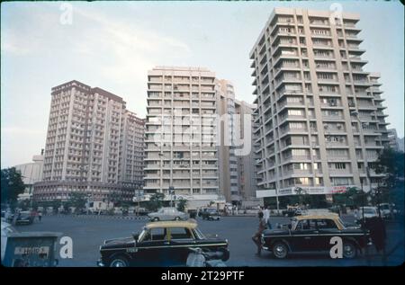 Nariman Point ist eine bekannte Innenstadt von Mumbai in Maharashtra, Indien. Nariman Point liegt an der Südspitze der Halbinsel Mumbai und ist Mumbais Geschäftsviertel. Es gibt Büros und gehobene Hotels, die bei Sonnenuntergang in Bars mit Blick auf das Meer beliebt sind. Hier befindet sich das National Centre for the Performing Arts. Das Gebiet liegt am Ende des Marine Drive, einer Promenade, die von Art déco-Gebäuden gesäumt ist. Touristenattraktion, Sky Line & Arabisches Meer. Stockfoto