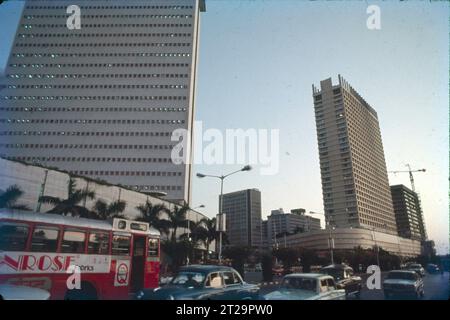 Nariman Point ist eine bekannte Innenstadt von Mumbai in Maharashtra, Indien. Nariman Point liegt an der Südspitze der Halbinsel Mumbai und ist Mumbais Geschäftsviertel. Es gibt Büros und gehobene Hotels, die bei Sonnenuntergang in Bars mit Blick auf das Meer beliebt sind. Hier befindet sich das National Centre for the Performing Arts. Das Gebiet liegt am Ende des Marine Drive, einer Promenade, die von Art déco-Gebäuden gesäumt ist. Touristenattraktion, Sky Line & Arabisches Meer. Stockfoto