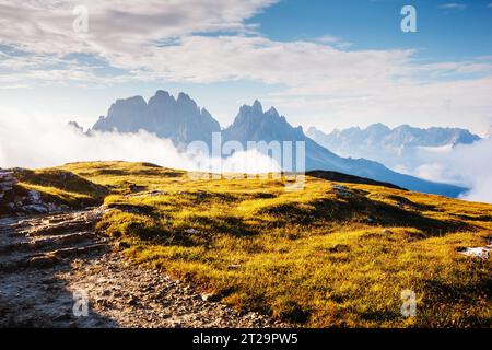 Weit entfernte Gipfel von Cadini di Misurina. Herrlicher Tag und malerische Szene. Lage Nationalpark Tre Cime di Lavaredo, Misurina, Dolomiti Alp, Tirol, Stockfoto