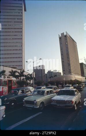 Nariman Point ist eine bekannte Innenstadt von Mumbai in Maharashtra, Indien. Nariman Point liegt an der Südspitze der Halbinsel Mumbai und ist Mumbais Geschäftsviertel. Es gibt Büros und gehobene Hotels, die bei Sonnenuntergang in Bars mit Blick auf das Meer beliebt sind. Hier befindet sich das National Centre for the Performing Arts. Das Gebiet liegt am Ende des Marine Drive, einer Promenade, die von Art déco-Gebäuden gesäumt ist. Touristenattraktion, Sky Line & Arabisches Meer. Stockfoto