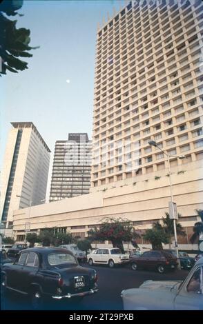 Nariman Point ist eine bekannte Innenstadt von Mumbai in Maharashtra, Indien. Nariman Point liegt an der Südspitze der Halbinsel Mumbai und ist Mumbais Geschäftsviertel. Es gibt Büros und gehobene Hotels, die bei Sonnenuntergang in Bars mit Blick auf das Meer beliebt sind. Hier befindet sich das National Centre for the Performing Arts. Das Gebiet liegt am Ende des Marine Drive, einer Promenade, die von Art déco-Gebäuden gesäumt ist. Touristenattraktion, Sky Line & Arabisches Meer. Stockfoto