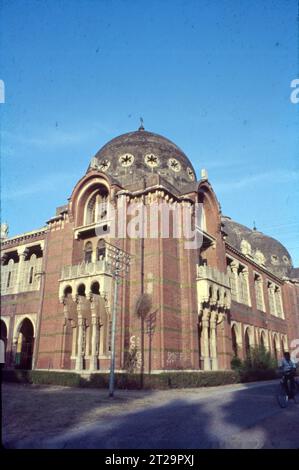 Der Lakshmi Vilas Palace in Vadodara, Gujarat, Indien, wurde von der Familie Gaekwad, einer prominenten Maratha-Familie, erbaut, die den Staat Baroda regierte. Major Charles Mant war der Hauptarchitekt des Palastes. Der Lakshmi Vilas Palace wurde im Stil der indo-sarakenischen Revival-Architektur gestaltet, die 1890 von Maharaja Sayajirao Gaekwad III. Erbaut wurde Stockfoto