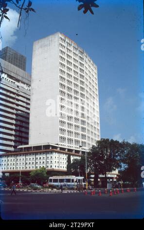 Nariman Point ist eine bekannte Innenstadt von Mumbai in Maharashtra, Indien. Nariman Point liegt an der Südspitze der Halbinsel Mumbai und ist Mumbais Geschäftsviertel. Es gibt Büros und gehobene Hotels, die bei Sonnenuntergang in Bars mit Blick auf das Meer beliebt sind. Hier befindet sich das National Centre for the Performing Arts. Das Gebiet liegt am Ende des Marine Drive, einer Promenade, die von Art déco-Gebäuden gesäumt ist. Touristenattraktion, Sky Line & Arabisches Meer. Stockfoto