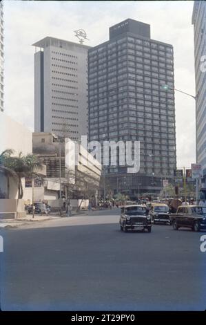 Nariman Point ist eine bekannte Innenstadt von Mumbai in Maharashtra, Indien. Nariman Point liegt an der Südspitze der Halbinsel Mumbai und ist Mumbais Geschäftsviertel. Es gibt Büros und gehobene Hotels, die bei Sonnenuntergang in Bars mit Blick auf das Meer beliebt sind. Hier befindet sich das National Centre for the Performing Arts. Das Gebiet liegt am Ende des Marine Drive, einer Promenade, die von Art déco-Gebäuden gesäumt ist. Touristenattraktion, Sky Line & Arabisches Meer. Stockfoto