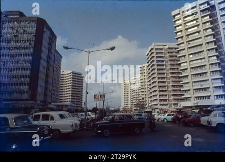 Nariman Point ist eine bekannte Innenstadt von Mumbai in Maharashtra, Indien. Nariman Point liegt an der Südspitze der Halbinsel Mumbai und ist Mumbais Geschäftsviertel. Es gibt Büros und gehobene Hotels, die bei Sonnenuntergang in Bars mit Blick auf das Meer beliebt sind. Hier befindet sich das National Centre for the Performing Arts. Das Gebiet liegt am Ende des Marine Drive, einer Promenade, die von Art déco-Gebäuden gesäumt ist. Touristenattraktion, Sky Line & Arabisches Meer. Stockfoto