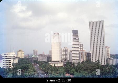 Nariman Point ist eine bekannte Innenstadt von Mumbai in Maharashtra, Indien. Nariman Point liegt an der Südspitze der Halbinsel Mumbai und ist Mumbais Geschäftsviertel. Es gibt Büros und gehobene Hotels, die bei Sonnenuntergang in Bars mit Blick auf das Meer beliebt sind. Hier befindet sich das National Centre for the Performing Arts. Das Gebiet liegt am Ende des Marine Drive, einer Promenade, die von Art déco-Gebäuden gesäumt ist. Touristenattraktion, Sky Line & Arabisches Meer. Stockfoto