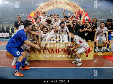 Kuala Lumpur, Malaysia. Oktober 2023. Die Spieler Tadschikistans feiern während der Preisverleihung nach dem Endspiel zwischen Malaysia und Tadschikistan im Nationalstadion Bukit Jalil. Endpunktzahl; Malaysia 0:2 Tadschikistan Credit: SOPA Images Limited/Alamy Live News Stockfoto