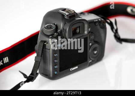 Sofia, Bulgarien – 17. Oktober 2023: DSLR-Digitalkamera EOS Canon 5D Mark III auf weißem Hintergrund Stockfoto