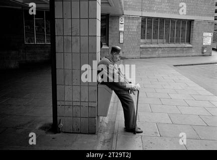 © 2023 John Angerson. 1991 - Straßenbild von Kirkgate Station, Bradford, West Yorkshire. Stockfoto