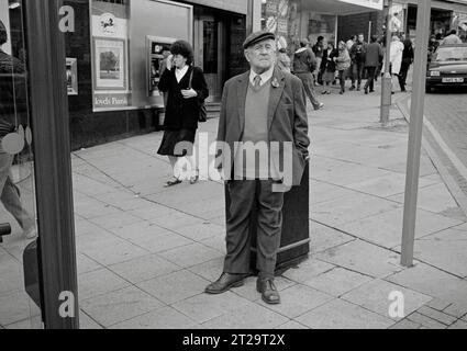 © 2023 John Angerson. 1991: Straßenbild aus Kirkgate, Bradford, West Yorkshire. Stockfoto