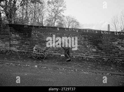 © 2023 John Angerson. 1991: Straßenbild von Great Horton Lane, Bradford, West Yorkshire. Stockfoto