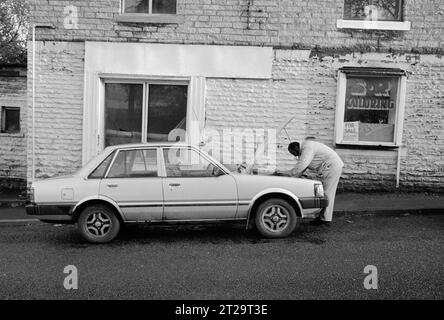 © 2023 John Angerson. 1991: Straßenbild aus Bradford, West Yorkshire. Stockfoto