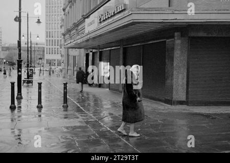 © 2023 John Angerson. 1991: Straßenbild aus Bradford, West Yorkshire. Stockfoto