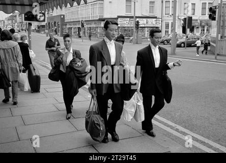© 2023 John Angerson. 1991 - Straßenbild von Blackpool - Tänzer auf dem Weg zum Ballsaal, Blackpool. Stockfoto
