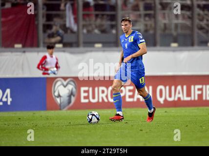 TA' QALI, MALTA - 17. OKTOBER 2023 - die ukrainische Abwehrspielerin Illia Zabarnyi tritt beim 8. Spieltag der UEFA EURO 2024 in den Ball Stockfoto