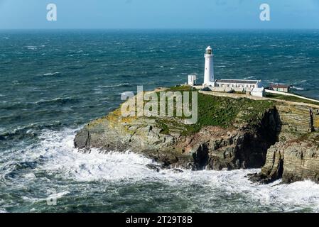 South Stack Lighthouse in der Nähe von Holyhead an der Küste von Ynys Mon (Anglesey), Nordwales. Stockfoto