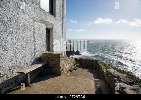 Elin's Tower mit Blick auf die Irische See in South Stack, Anglesey, Nordwales. Stockfoto