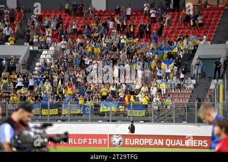 TA' QALI, MALTA - 17. OKTOBER 2023 - Fans nehmen am 8. Spieltag der UEFA EURO 2024 Europa-Qualifikation in der Gruppe C zwischen der Ukraine und Malta im Natio Teil Stockfoto