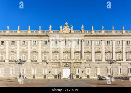 Madrid, Spanien, Fassade des Königspalastes von Madrid. Das alte Gebäude ist ein nationales Wahrzeichen und eine wichtige Touristenattraktion in der Hauptstadt Stockfoto