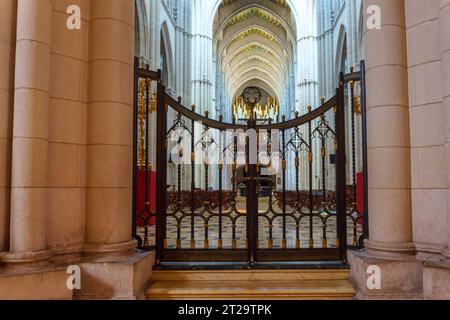 Madrid, Spanien, Metallarbeiten in einer kleinen Tür oder einem Tor innerhalb der Kathedrale von Almudena. Das katholische Kirchengebäude ist berühmt für seine Architektur. Stockfoto