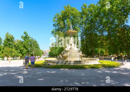 Madrid, Spanien, Peole oder Touristen, die einen alten Brunnen mit fließendem Wasser im Buen Retiro Park besichtigen. Der öffentliche Park ist eine historische Stätte und eine Pl Stockfoto