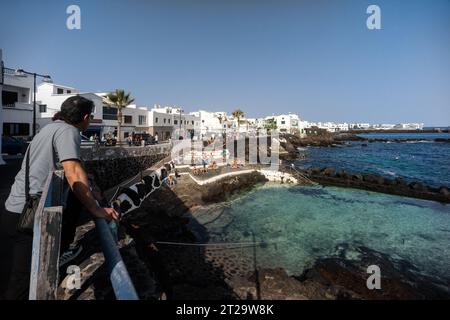 Lanzarote, Punta Mujeres: Natürliche Pools entlang der Stadtpromenade Stockfoto