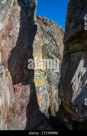 Interessante Geologie in South Stack, Anglesey, Nordwales. Blick auf die Felsschichten von der Treppe zum Leuchtturm. Stockfoto