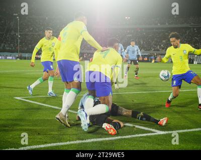 Montevideu, Uruguay. Oktober 2023. Die Spieler Casemiro und Gabriel (Brasilien) über den Elfmeter Uruguay gegen Brasilien für die Qualifikation 2026, Montevideo, Uruguay. Quelle: Enzo vignoli/FotoArena/Alamy Live News Stockfoto