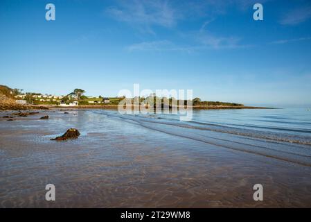 Traeth Bychan, ein kleiner Sandstrand an der Ostküste von Anglesey, Nordwales. Kopierraum Stockfoto