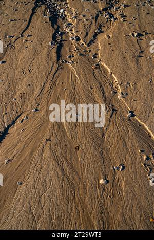 Muster im Sand am Traeth Bychan Beach an der Ostküste von Anglesey, Nordwales Stockfoto