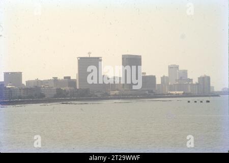 Nariman Point ist eine bekannte Innenstadt von Mumbai in Maharashtra, Indien. Nariman Point liegt an der Südspitze der Halbinsel Mumbai und ist Mumbais Geschäftsviertel. Es gibt Büros und gehobene Hotels, die bei Sonnenuntergang in Bars mit Blick auf das Meer beliebt sind. Hier befindet sich das National Centre for the Performing Arts. Das Gebiet liegt am Ende des Marine Drive, einer Promenade, die von Art déco-Gebäuden gesäumt ist. Touristenattraktion, Sky Line & Arabisches Meer. Stockfoto