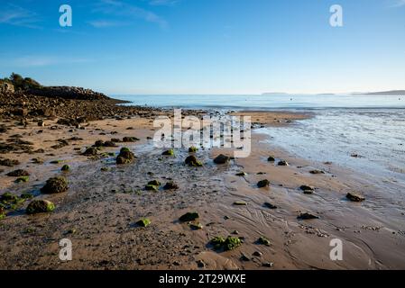 Traeth Bychan, ein kleiner Sandstrand an der Ostküste von Anglesey, Nordwales. Stockfoto