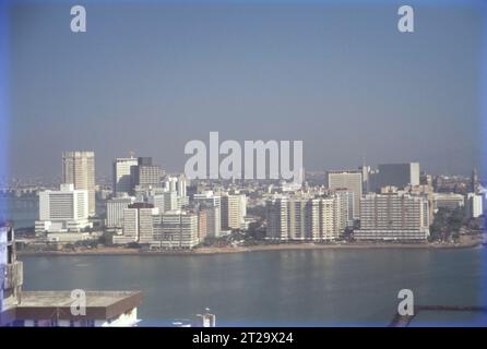 Nariman Point ist eine bekannte Innenstadt von Mumbai in Maharashtra, Indien. Nariman Point liegt an der Südspitze der Halbinsel Mumbai und ist Mumbais Geschäftsviertel. Es gibt Büros und gehobene Hotels, die bei Sonnenuntergang in Bars mit Blick auf das Meer beliebt sind. Hier befindet sich das National Centre for the Performing Arts. Das Gebiet liegt am Ende des Marine Drive, einer Promenade, die von Art déco-Gebäuden gesäumt ist. Touristenattraktion, Sky Line & Arabisches Meer. Stockfoto