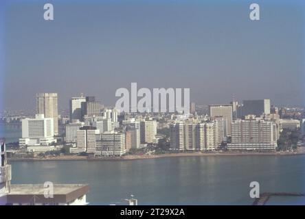 Nariman Point ist eine bekannte Innenstadt von Mumbai in Maharashtra, Indien. Nariman Point liegt an der Südspitze der Halbinsel Mumbai und ist Mumbais Geschäftsviertel. Es gibt Büros und gehobene Hotels, die bei Sonnenuntergang in Bars mit Blick auf das Meer beliebt sind. Hier befindet sich das National Centre for the Performing Arts. Das Gebiet liegt am Ende des Marine Drive, einer Promenade, die von Art déco-Gebäuden gesäumt ist. Touristenattraktion, Sky Line & Arabisches Meer. Stockfoto