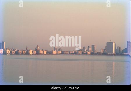 Nariman Point ist eine bekannte Innenstadt von Mumbai in Maharashtra, Indien. Nariman Point liegt an der Südspitze der Halbinsel Mumbai und ist Mumbais Geschäftsviertel. Es gibt Büros und gehobene Hotels, die bei Sonnenuntergang in Bars mit Blick auf das Meer beliebt sind. Hier befindet sich das National Centre for the Performing Arts. Das Gebiet liegt am Ende des Marine Drive, einer Promenade, die von Art déco-Gebäuden gesäumt ist. Touristenattraktion, Sky Line & Arabisches Meer. Stockfoto