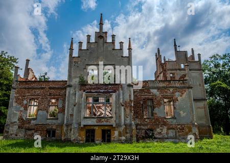 Die Ruine des Herrenhauses Rosen, ein neogotisches Gebäude aus der zweiten Hälfte des 19. Jahrhunderts, in Roznow (Rosen), Woiwodschaft Oppeln, Polen. Stockfoto