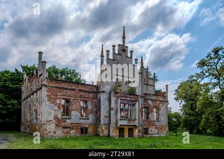 Die Ruine des Herrenhauses Rosen, ein neogotisches Gebäude aus der zweiten Hälfte des 19. Jahrhunderts, in Roznow (Rosen), Woiwodschaft Oppeln, Polen. Stockfoto