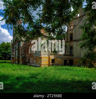 Die Ruine des Herrenhauses Rosen, ein neogotisches Gebäude aus der zweiten Hälfte des 19. Jahrhunderts, in Roznow (Rosen), Woiwodschaft Oppeln, Polen. Stockfoto