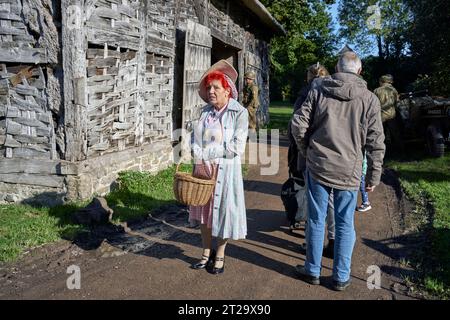 Frau 1940er Jahre Vintage Kleid in der Ausstellung der 1940er Jahre, Avoncroft Museum, Bromsgrove, England Großbritannien Stockfoto