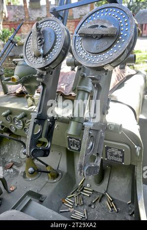 Montierte Maschinengewehre und verbrauchte Patronen auf einem britischen Militärfahrzeug aus dem 2. Weltkrieg der 1940er Jahre. Avoncroft Museum, Bromsgrove, England Großbritannien Stockfoto