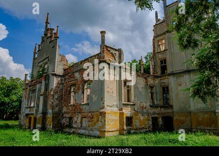 Die Ruine des Herrenhauses Rosen, ein neogotisches Gebäude aus der zweiten Hälfte des 19. Jahrhunderts, in Roznow (Rosen), Woiwodschaft Oppeln, Polen. Stockfoto