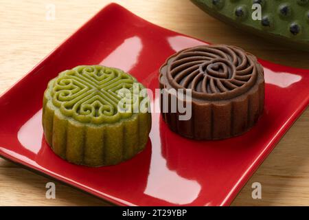 Green Snowskin oder Crystal Skin Mooncake und Chocolate Mooncake, neue Varianten von Mooncake für das Mid-Herbstfest aus nächster Nähe Stockfoto