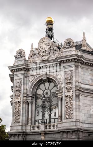 Detail der Fassade des Gebäudes der Bank of Spain mit seiner Uhr und einer goldenen Kugel Stockfoto