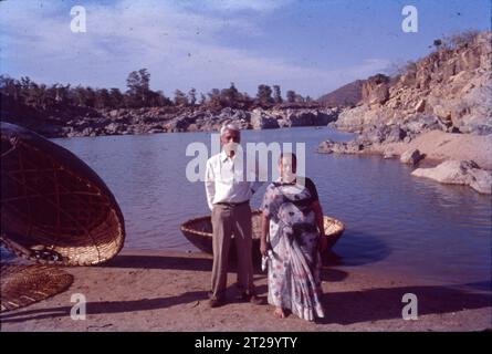 Seniorenpaar, Touristen in Hogenakkal Falls, Kaveri River, Tamil Nadu, Indien. Stockfoto