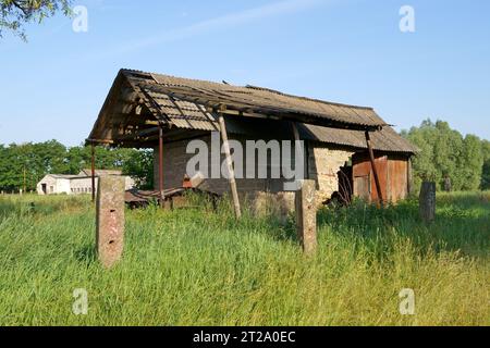 Deprimierte Region der Ukraine. Verfall des Dorfes. Unberührter alter Zaun und Haus, am Stadtrand. Blick auf die Außenbezirke und den Stabzaun im Dorf Stockfoto