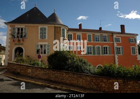 Die Mairie des Dorfes Le Bois-dOingt, konisches Ziegeldach, Steinturm und Fensterläden in der Auvergne-Rhône-Alpes, Frankreich Stockfoto