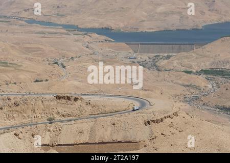 Der Al-Mujib-Damm in der Nähe von Dhiban in Jordanien hält Wasser aus dem Fluss Wadi Al Mujib in der Wüstenlandschaft Jordaniens, aufgenommen im August 2023 Stockfoto